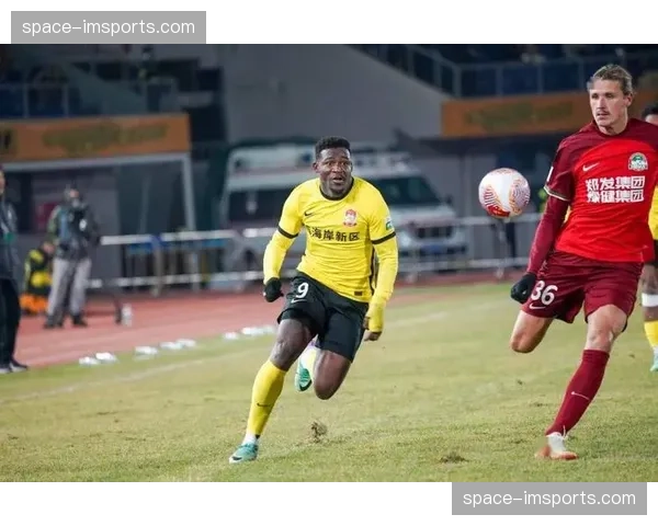 消息：青岛西海岸中场核心阿兰肌肉不适，将缺席下轮联赛